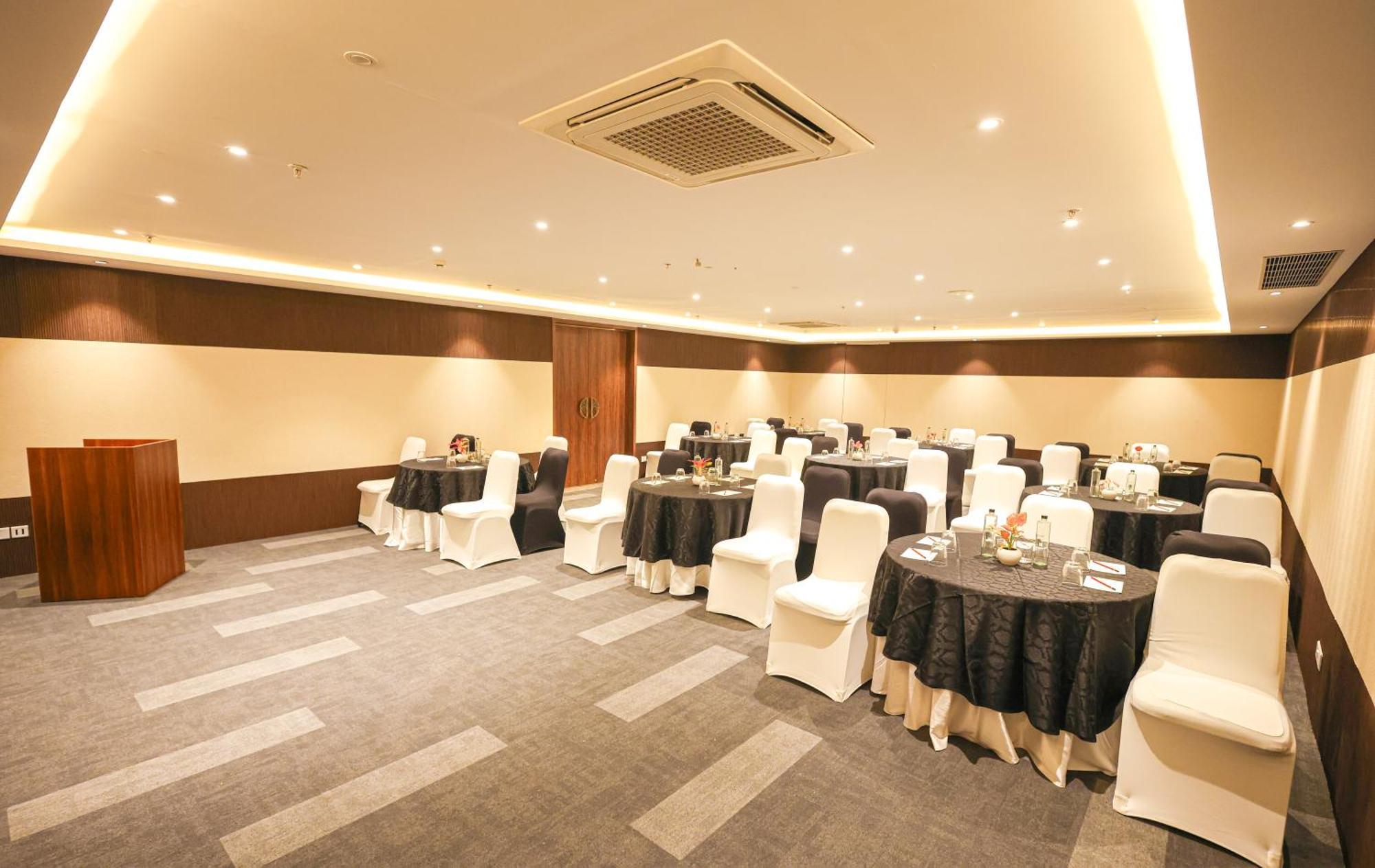 Rhythm Gurugram Hotel & Suites, Sohna Road Gurgaon Exterior photo